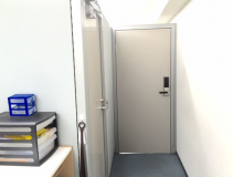 執務スペースへの扉。多分頑張って業務をしているはず・・。