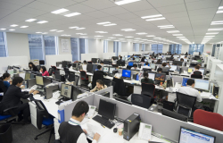 社内の様子（ダブルディスプレイで作業環境は整っています）