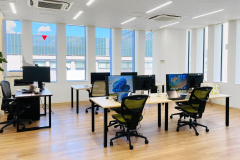 作業スペースがゆったりした明るいオフィスです！