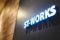 勤務地：大江戸線牛込神楽坂駅A1出口を出て、目の前のビル。徒歩30秒の駅近です。