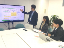 社内打ち合わせ風景（会社の方針として、１社のお客様に対して、１名の担当制ではなく、２名以上のチームを組んで、組織として１社のお客様を担当します。）