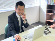 入社後は、３社～５社程度を担当。スケジュール管理や業務の優先順位をつけていきながら、日々の進捗管理が求められます。疑問点や不明点は、どんどん相談してください。