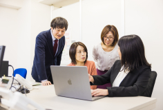 打合せの様子　それぞれの立場や考え方を尊重しながら方針を決めていきます。