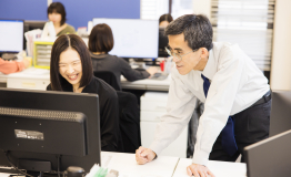 社労士、それ以外のスタッフの垣根なく話し合う雰囲気です。