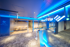 こちらのエントランスでお待ちしています。