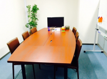 応接室兼MTGルーム。キャンディーポットはプチコキャン社製。