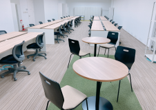 東京オフィス内の様子。フリーアドレスになっています。